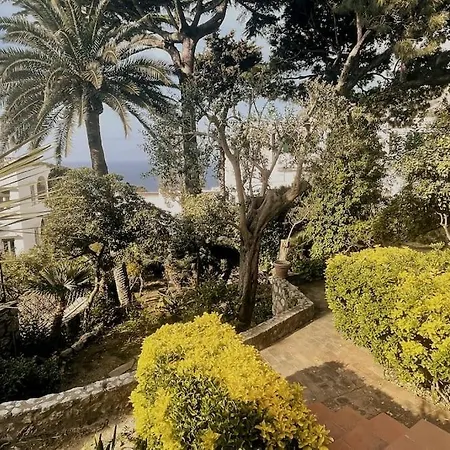 Bianca, Nel Cuore Di Villa Capri